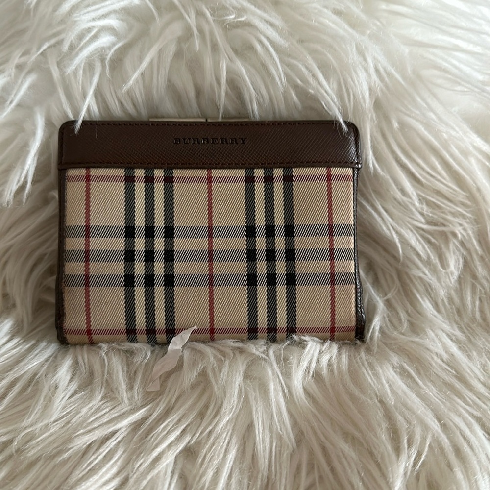 EUC Burberry kisslock wallet